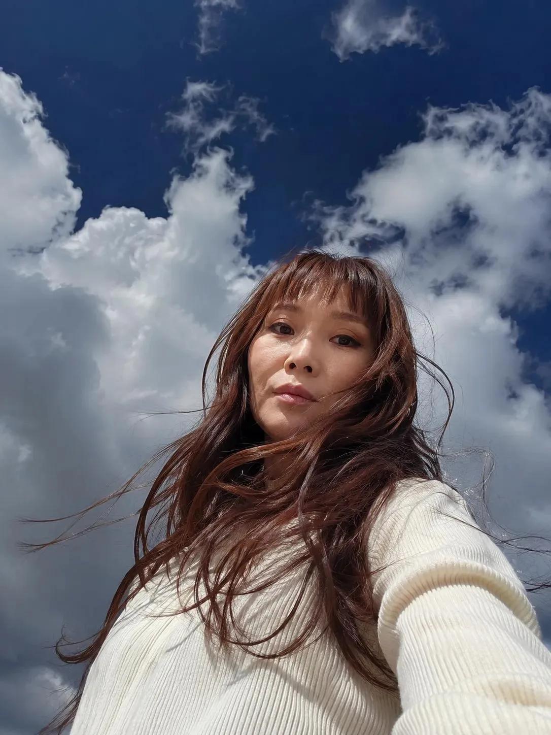 Low Angle Golden Hour Portrait - Image prompt preview